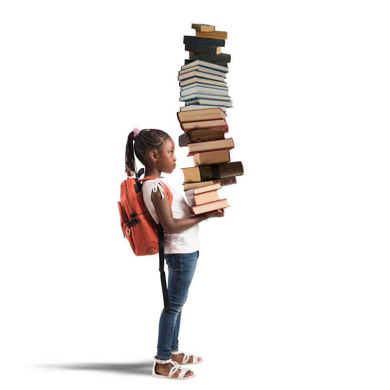 抱着一堆书的小女孩