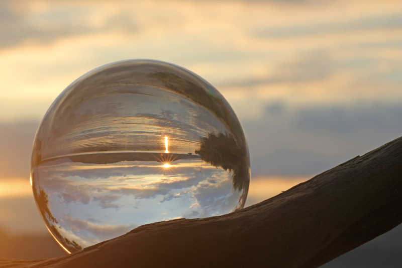 水晶球中的瑞士日落风景