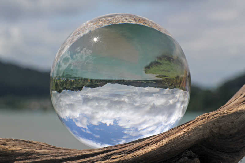 水晶球中的湖和蓝天白云