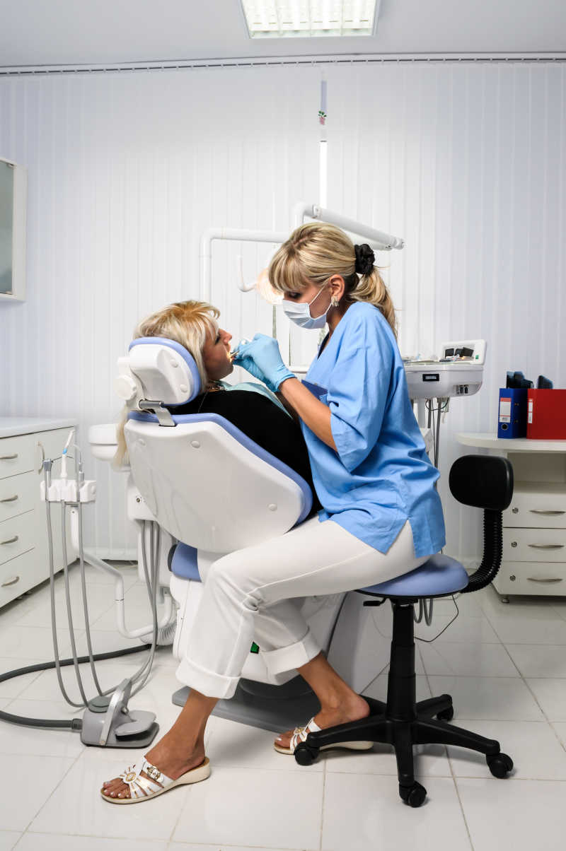 牙科医生在为女子治疗牙齿