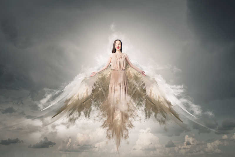 天空中展开翅膀的天使美女