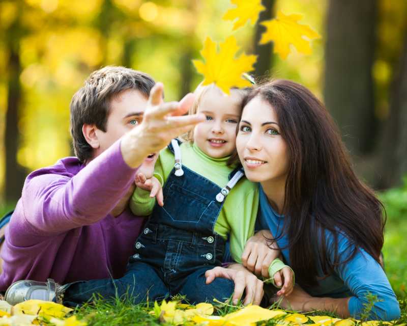 秋天公园里的快乐家庭