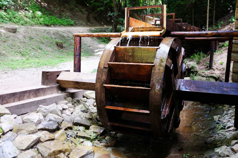 河水上的木质水轮