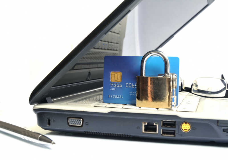笔记本电脑上的信用卡和锁