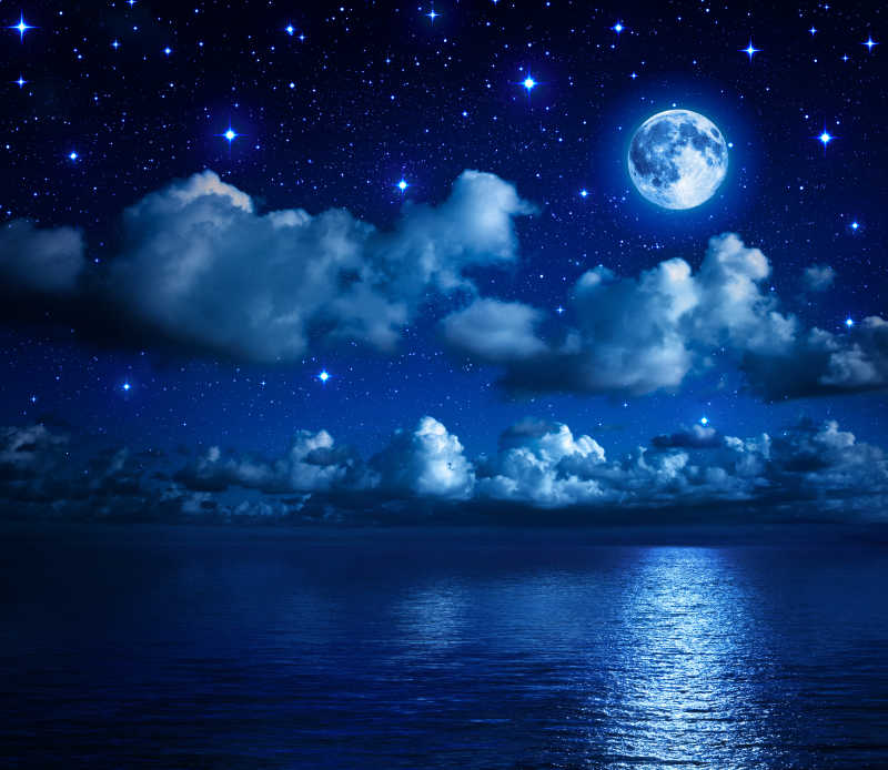 夜景深蓝色的天空与月亮