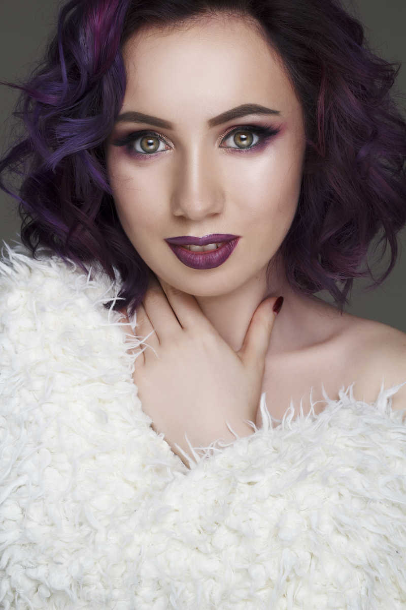 紫色发型和妆容的性感模特