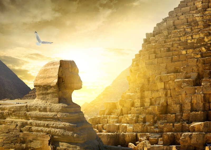 太阳下的狮身人面像和金字塔