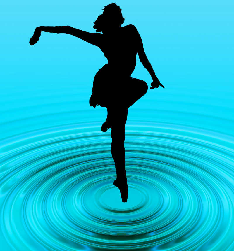 蓝色水面上跳舞的女孩剪影