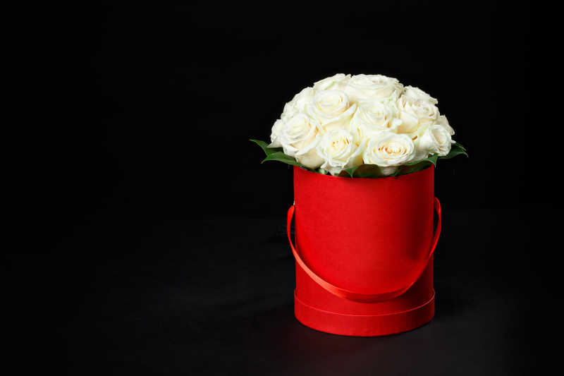 红色礼品盒里的白色玫瑰花束
