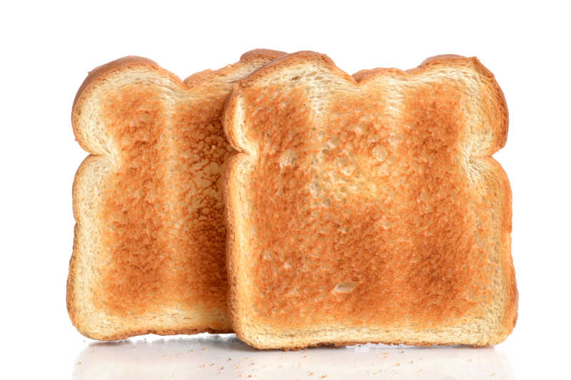 白色背景前立起来的两片烤面包