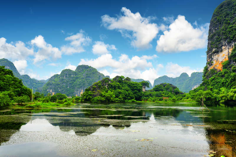 越南宁平省喀斯特塔之间的热带湖泊