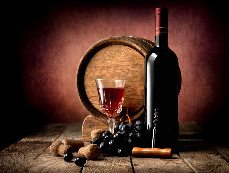木桌上的酿造的葡萄酒