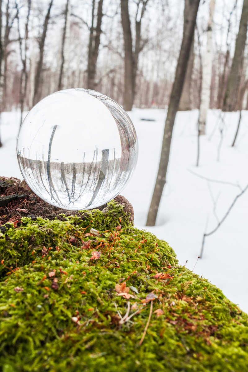 水晶球中反射的雪景