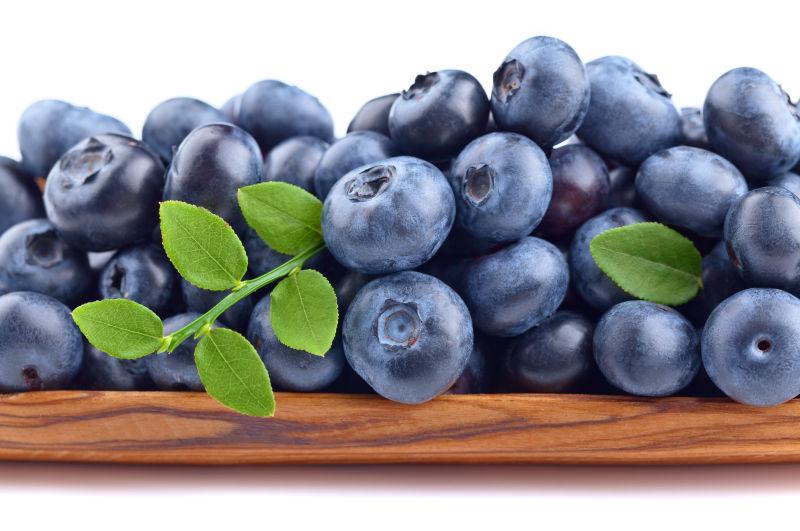 木盘里的新鲜蓝莓特写