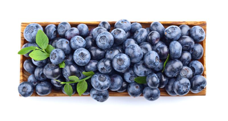 俯视木盘里新鲜的蓝莓