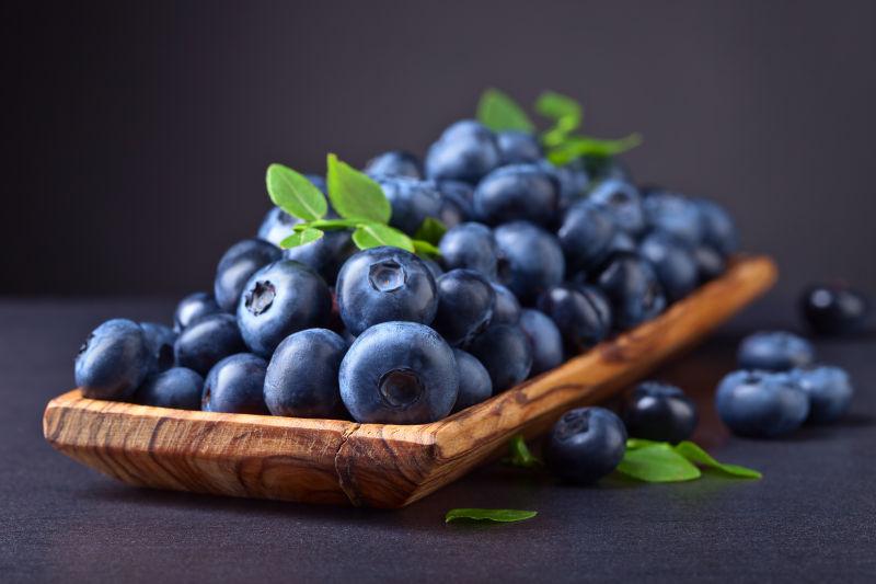 一木盘的新鲜蓝莓
