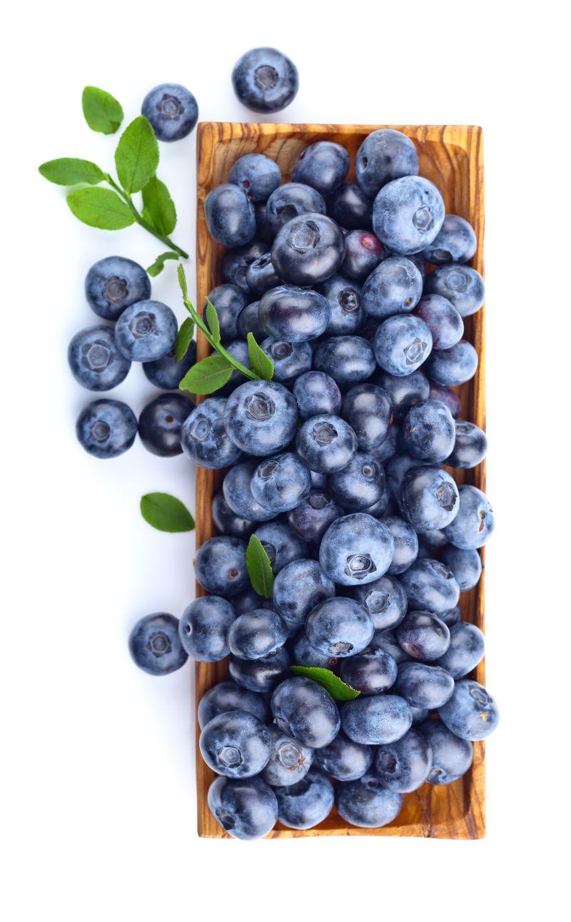 木盘里美味多汁的蓝莓