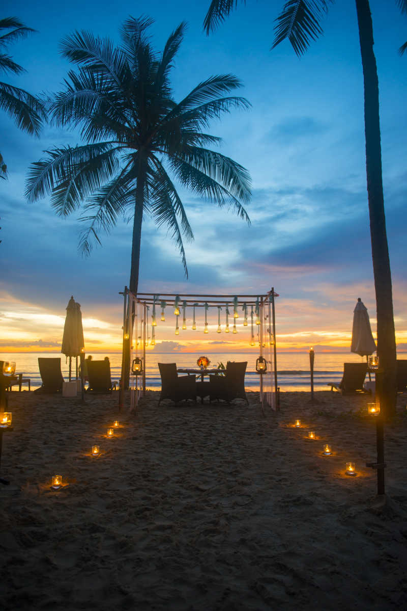 夕阳下海滩上浪漫的晚餐