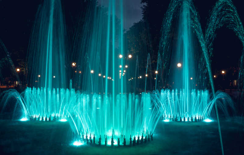 美丽的人工喷泉夜景