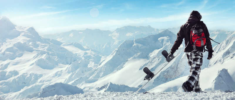 山上滑雪板上的自由运动员