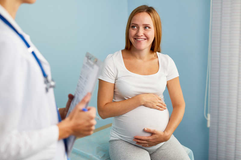 孕妇与妇产医生互动