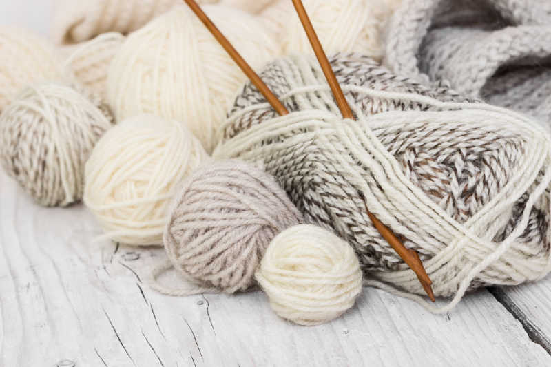 羊毛纱球绞纱和编织针