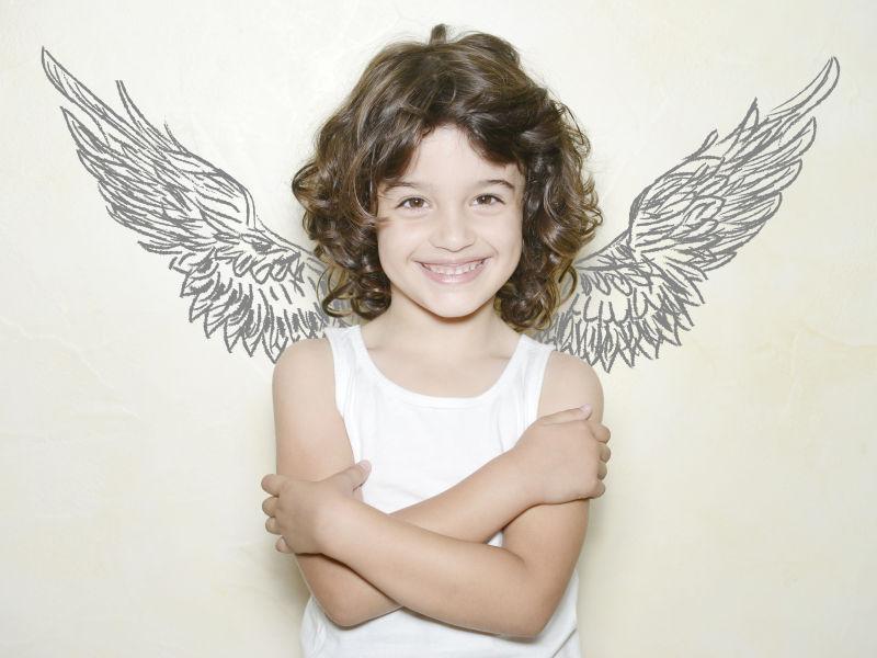可爱的卷发小女孩与天使的翅膀