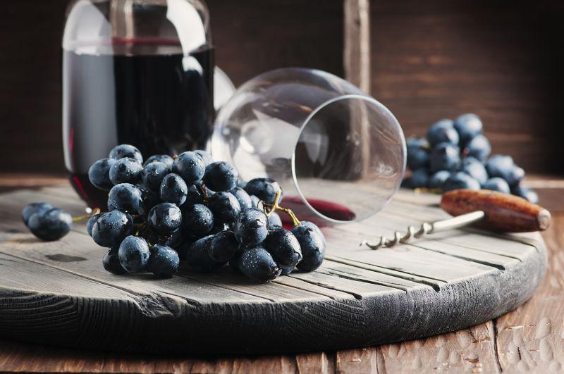 木桌上的新鲜的葡萄和葡萄酒