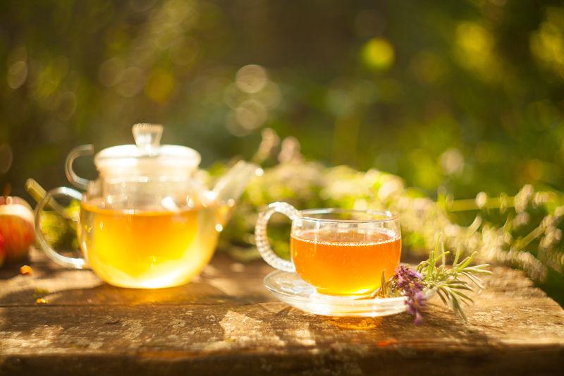 放在户外的玻璃茶具和美味的绿茶