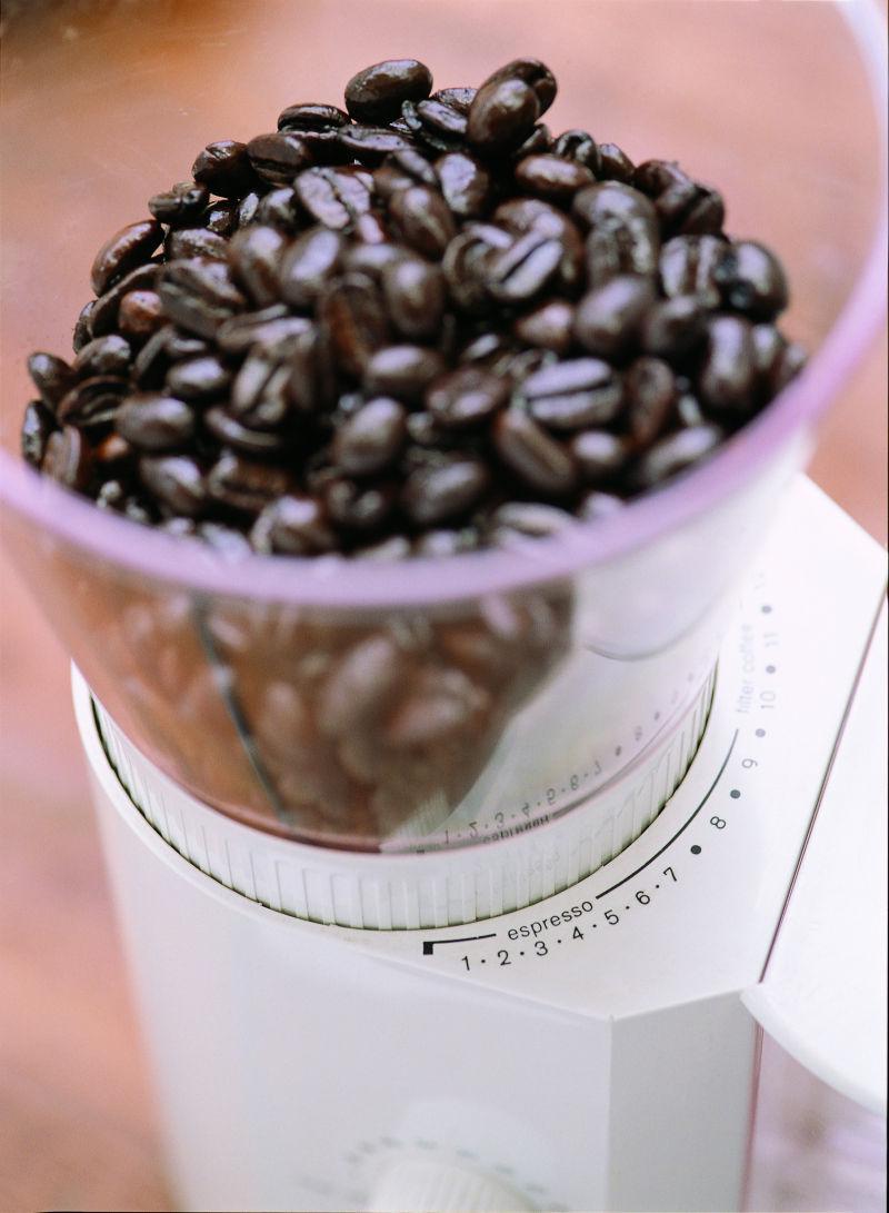使用咖啡豆研磨咖啡