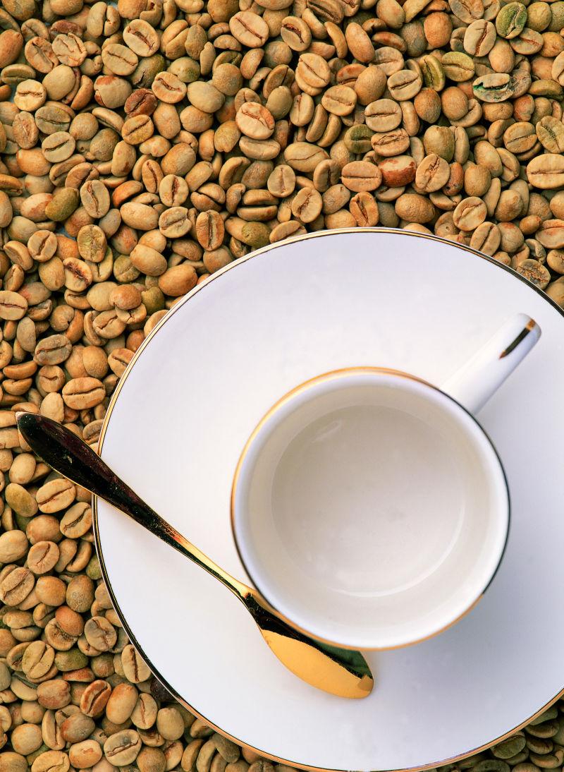 咖啡豆上的空白咖啡杯