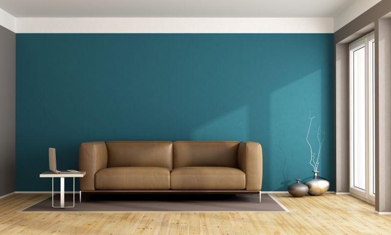 蓝色墙壁下的米咖色沙发