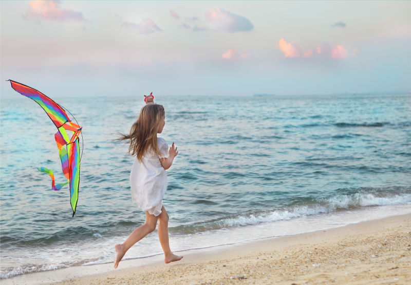 孩子在海滩上放风筝