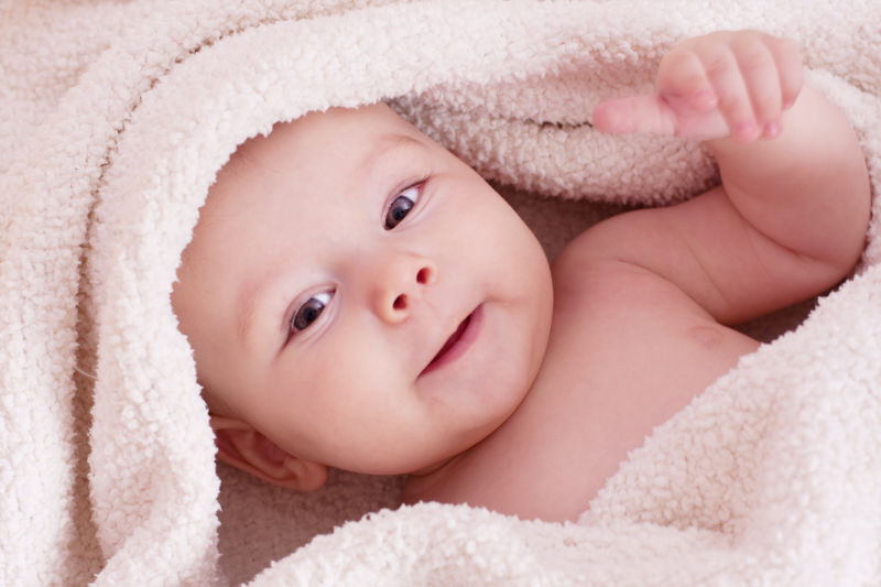 可爱的小婴儿包裹在毛巾中
