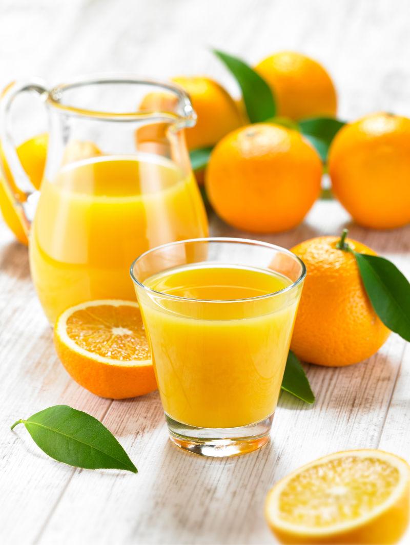 橙汁在白色木材