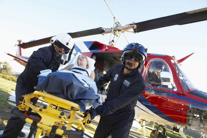 护理人员从急救飞机上卸下病人