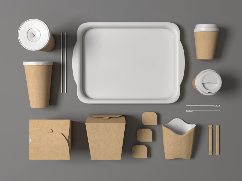 灰色背景上的各种纸质快餐餐具模型