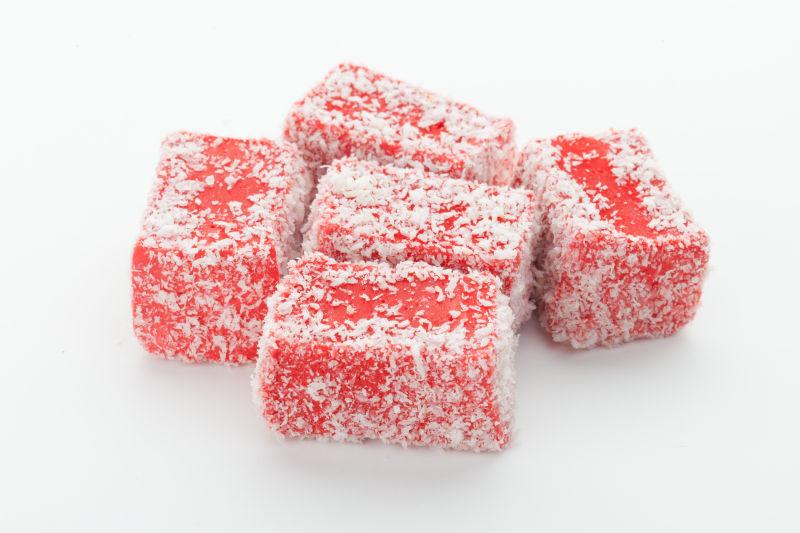 白色背景上的美味的红色带着糖霜的土耳其软糖