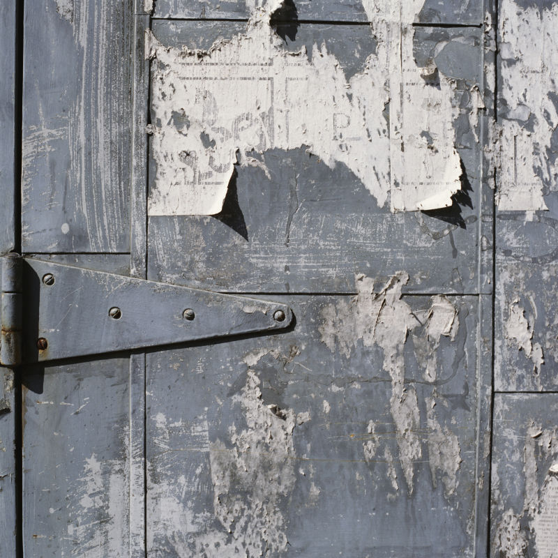 破旧磨损的木质门背景