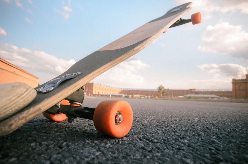 准备出发的带橙色轮子的滑板