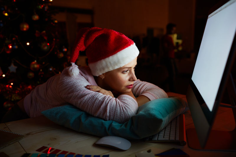 电脑前趴在枕头上的圣诞美女