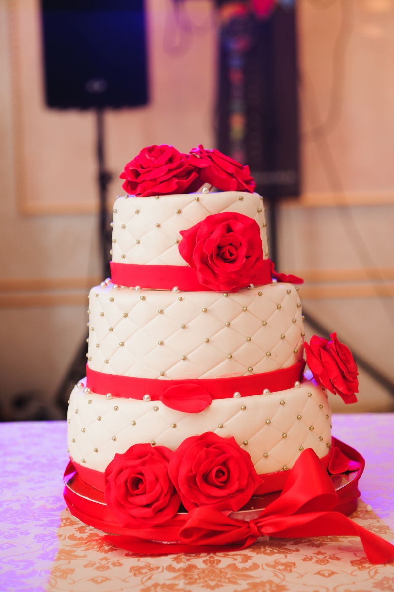 红色玫瑰装饰的婚礼蛋糕