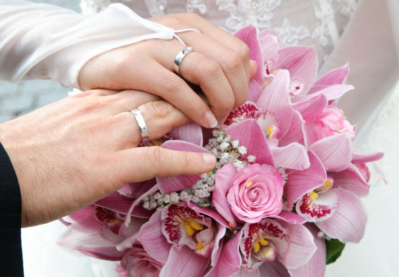 新婚戒指与花束