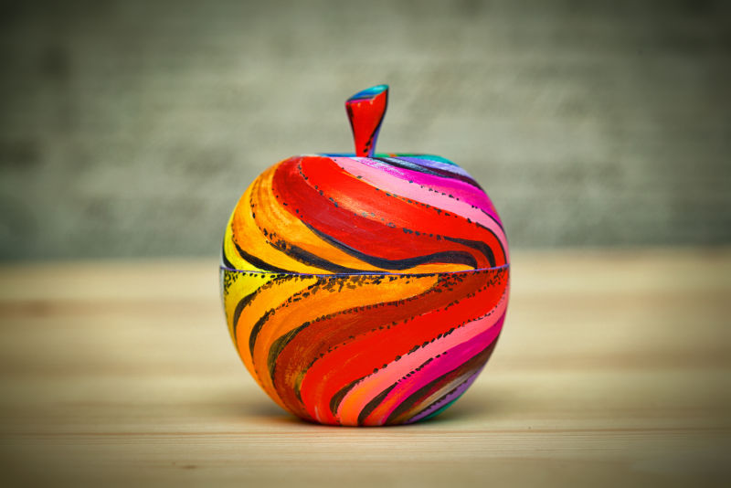 虚幻背景木质板上的彩绘苹果