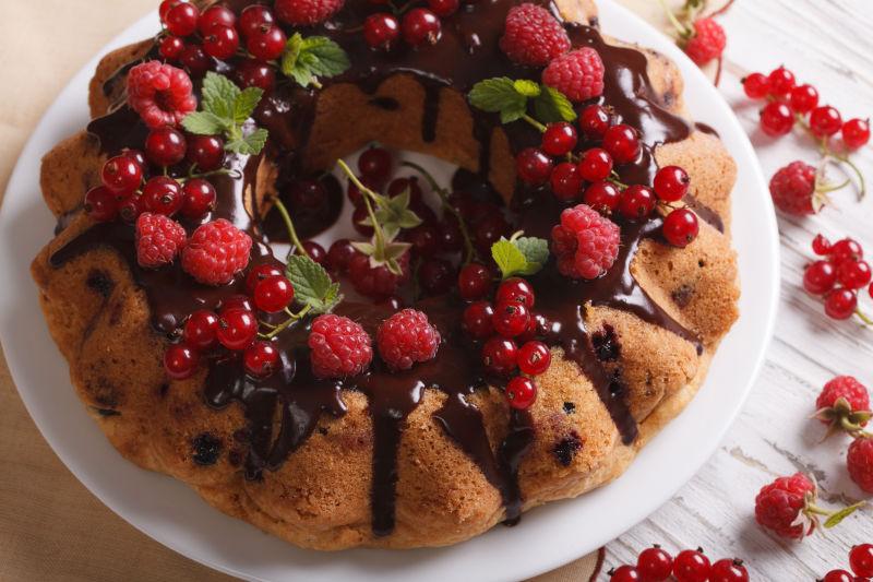 美味的巧克力树莓水果甜点
