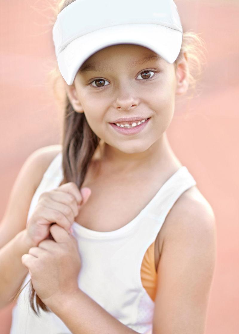 网球场上一个小女孩