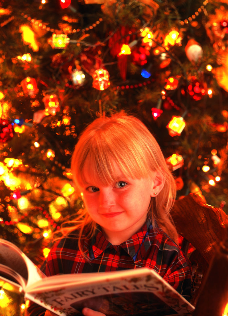 小女孩在圣诞节看书