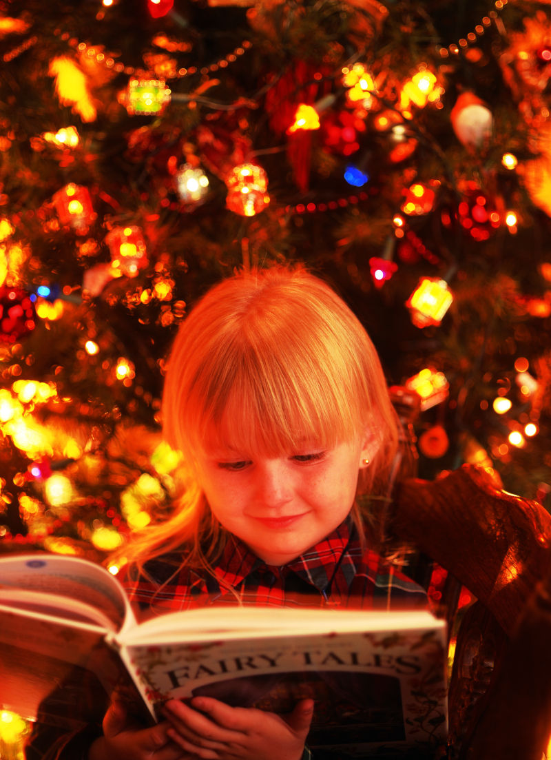 在圣诞节看书的女孩