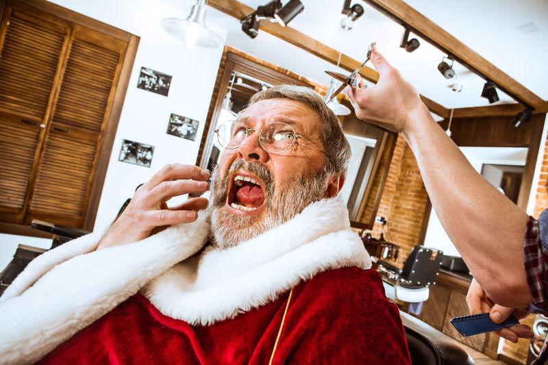 理发店剃头的圣诞老人