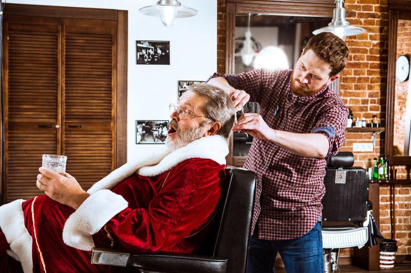理发店里剪头发的圣诞老人